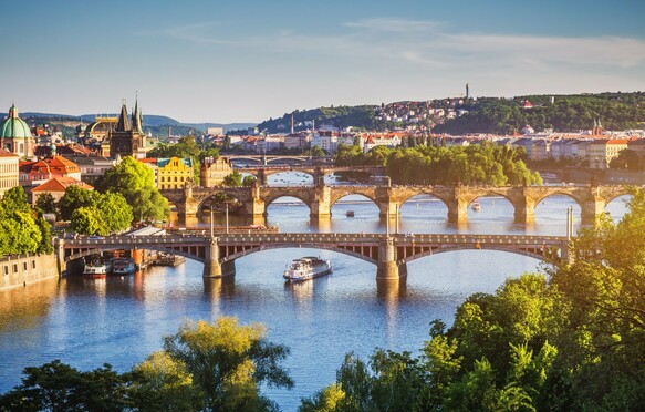 Prag-Karlsbruecke-Shutterstock-750797398-Jpeg